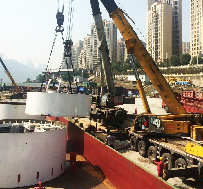 商丘吊车作业中