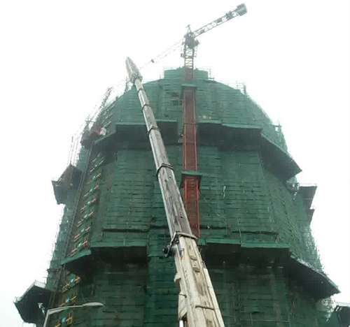 商丘吊车在工地上作业